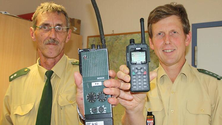 Direkter Vergleich: Links zeigt Bernhard Leicht, der Beauftragte für Digitalfunk in der Polizeiinspektion Bad Kissingen, ein altes Funkgerät, rechts das neue von Dienststellenleiter Stefan Haschke. Fotos: Ralf Ruppert