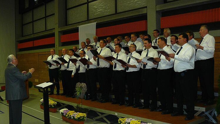 Der starke Männerchor der Chorgemeinschaft Feuln-Waizendorf-Lindau um Christian Knörrer begeisterte beim Chorliederabend der Sängergruppe Neuenmarkt mit seinen einzigartigen gesanglichen Darbietungen. Foto: Klaus-Peter Wulf