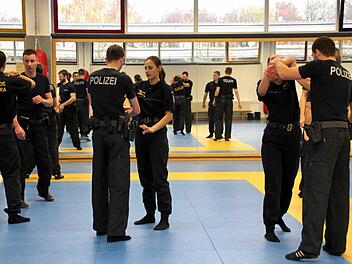 Deutsche und rumänische Polizeianwärter/innen bei einer Einsatzübung.   Foto: Bundespolizei