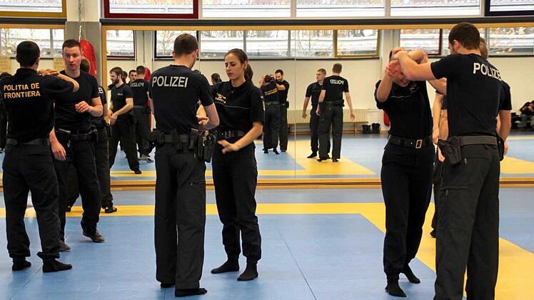 Deutsche und rumänische Polizeianwärter/innen bei einer Einsatzübung.   Foto: Bundespolizei