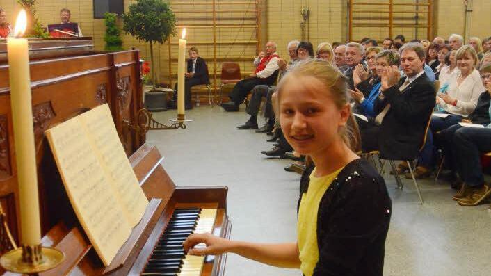 Leonie Neubauer ist zwölf Jahre jung und kann schon auf viele Auszeichnung und Siege bei Wettbewerben blicken. Beim Pfingstkonzert überzeugte sie erneut.  Foto: Karl-Heinz Hofmann