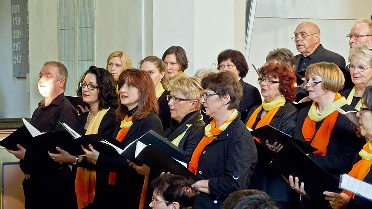 Der SMS-Chor Ludwigsstadt bei seinem Gastspiel in der Heilig-Kreuz-Kirche Coburg.Foto: Jochen Berger