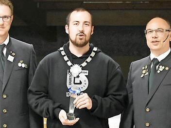 Bürgerschützenkönig Marcel Motschenreuther mit Jürgen Schwarzmann (r.) und Stefan Hartmann (l.) Foto: Mathias Erlwein