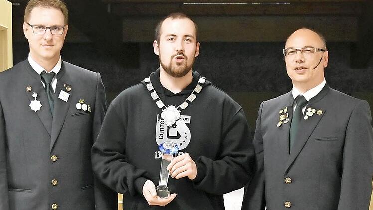 Bürgerschützenkönig Marcel Motschenreuther mit Jürgen Schwarzmann (r.) und Stefan Hartmann (l.) Foto: Mathias Erlwein