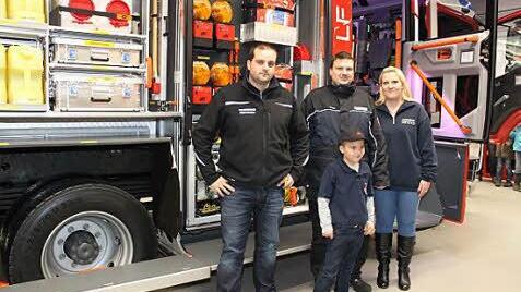 Konstantin Kunze und Thomas Glas (Zweiter bzw. Erster Kommandant) und Erste Vorsitzende Sabrina Ochs mit Philip Ochs, der an seinem achten Geburtstag im neuen Auto mitfahren durfte. Foto: Carmen Schwind