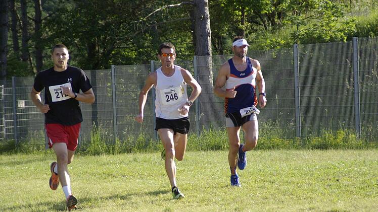 Verbissener Fight (von links): Felix Hockgeiger, Markus Unsleber und Christoph Oehrlein.  Foto: Winfried Ehling