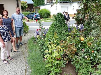 Liebevoll hat Roswitha Vetter ihren Hofbereich vor dem Haus gestaltet. Mit im Bild Sohn Andreas mit seiner Frau Sabine. Foto: Gerd Fleischmann