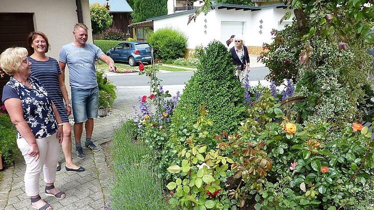 Liebevoll hat Roswitha Vetter ihren Hofbereich vor dem Haus gestaltet. Mit im Bild Sohn Andreas mit seiner Frau Sabine. Foto: Gerd Fleischmann
