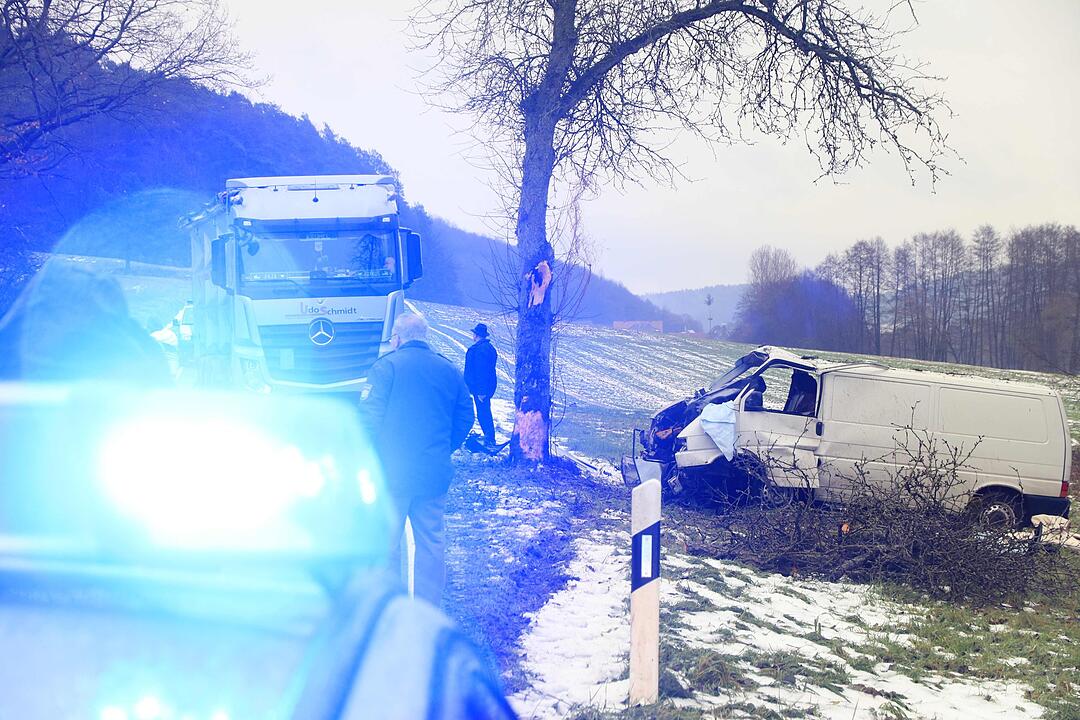 Kleintransporter kracht gegen Baum: Mann stirbt bei Unfall in Mittelfranken