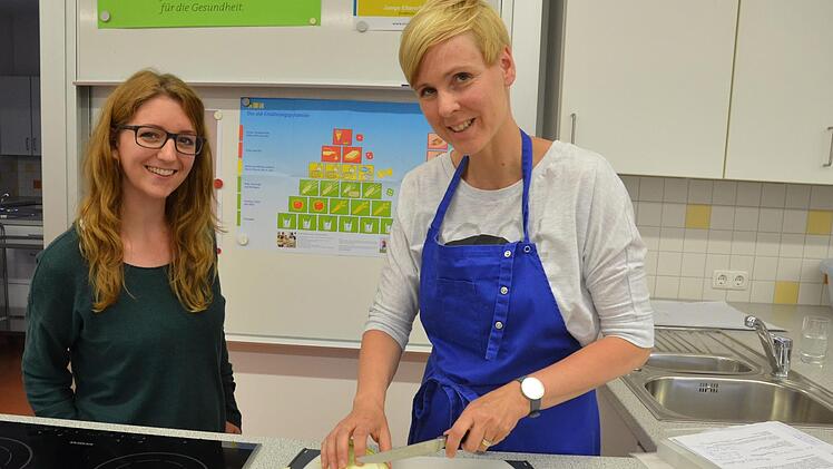 Kerstin Haas (rechts) zeigt Sarah Hornung, wie der Spitzkohl für das Rezept mit Bandnudeln geschnitten werden muss. Rainer Lutz