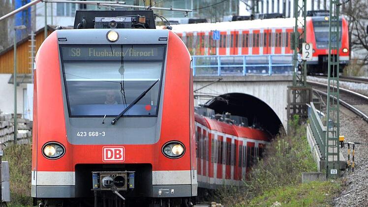 Die S-Bahn-Linie 1 hat derzeit Verspätung: Die Deutsche Bahn hat vor Verzögerungen auf der Strecke zwischen Nürnberg und Bamberg gewarnt. Symbolbild: Frank Leonhardt / dpa