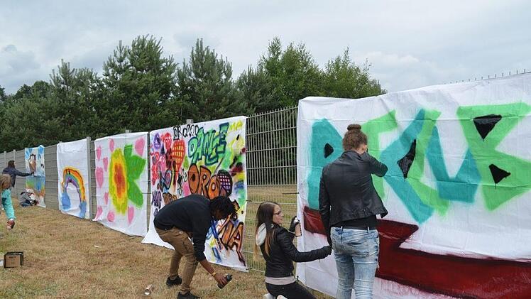 Mit den typischen Graffiti-Schriftzügen und bunten Zeichnungen ließen die Jugendlichen beim Graffiti-Workshop echte Kunstwerke entstehen.  Foto: Larissa Händel