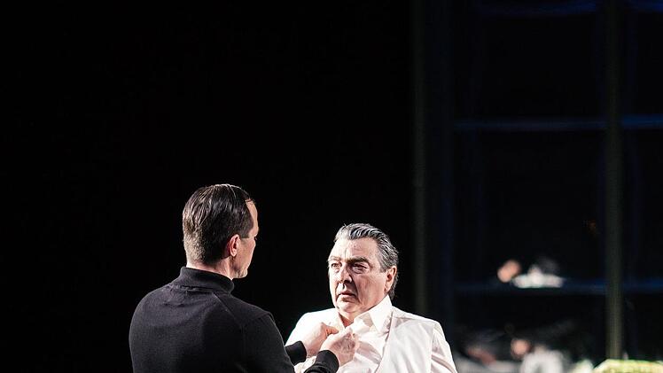 "Masse Mensch Macht": Stephan Kaluzas Schauspiel "30 Keller" feierte Premiere am Landestheater Coburg.Foto: Sebastian Buff