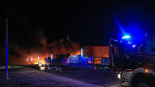 Feuer-Inferno in der Nacht: Brand auf Firmengelände im Kreis Bamberg