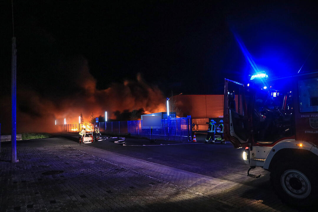 Feuer-Inferno in der Nacht: Brand auf Firmengelände im Kreis Bamberg