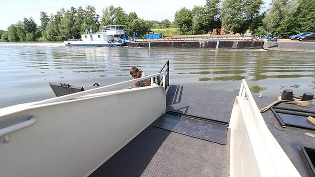Der Ponton (schwarzes Teil) schwimmt, die Landungsbr&uuml;cke in Forchheim ist verankert. Damit k&ouml;nnen nun Flusskreuzfahrt-Touristen nach Forchheim bef&ouml;rdert werden.  Fotos: Josef Hofbauer