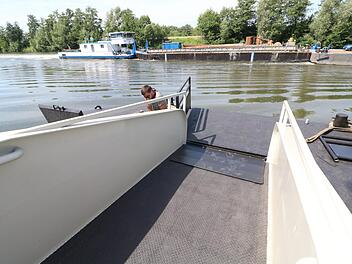 Der Ponton (schwarzes Teil) schwimmt, die Landungsbrücke in Forchheim ist verankert. Damit können nun Flusskreuzfahrt-Touristen nach Forchheim befördert werden.  Fotos: Josef Hofbauer