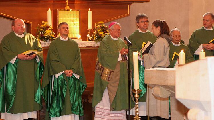 In Konzelebration (von links) Dekan Stefan Gessner, Stadtpfarrer Stefan Eschenbacher, Bischof Friedhelm, Domkapitular Clemens Bieber, Pater Vinzenz und Pfarrer Krakowiak aus Polen.