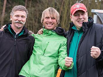 Hier noch im Jubel vereint: der jetzt entlassene Neudrossenfelder Trainer Joachim Riedel, sein Vorgänger und Nachfolger Peter Schmidt und Abteilungsleiter Thorsten Schirmer (von links) nach dem 1:0-Sieg gegen den Titelkonkurrenten TSV Buch. Foto: Alexander Muck