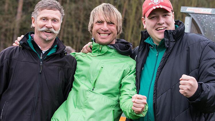 Hier noch im Jubel vereint: der jetzt entlassene Neudrossenfelder Trainer Joachim Riedel, sein Vorgänger und Nachfolger Peter Schmidt und Abteilungsleiter Thorsten Schirmer (von links) nach dem 1:0-Sieg gegen den Titelkonkurrenten TSV Buch. Foto: Alexander Muck