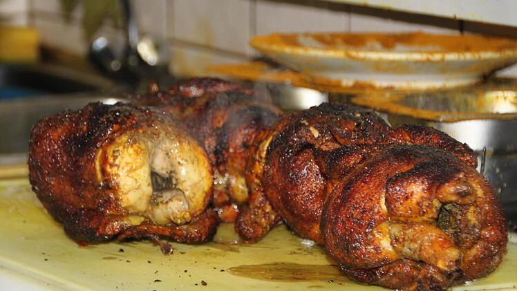 Und da ist die Stunde auch schon rum. Braun und knusprig wandern die Hähnchen direkt auf den Tisch.