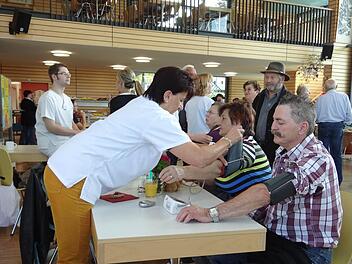 Beim Gesundheitstag Ebern konnten sich die Besucher nicht nur über gesunde Ernährung und Pflegeprodukte für Diabetiker informieren, sondern sich auch einen Kuchen schmecken und den Blutdruck messen lassen. Das Pflegepersonal des Haus Ebern der Haßberg-Kliniken informierte ausführlich über die verschiedenen Messwerte.  Foto: Johanna Eckert