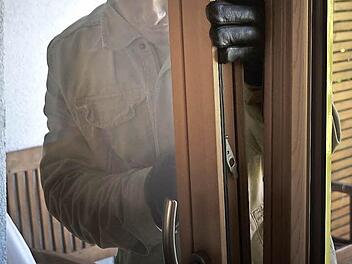 So muss man es sich vorstellen: Ein Einbrecher steigt durchs Fenster ein.  Symbolbild: Polizeiliche Kriminalprävention