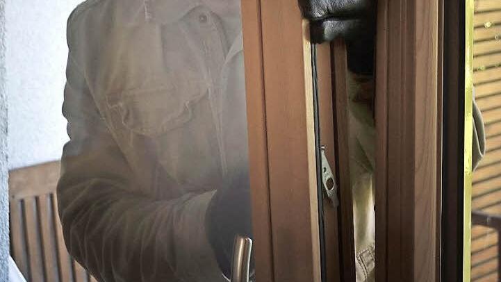 So muss man es sich vorstellen: Ein Einbrecher steigt durchs Fenster ein.  Symbolbild: Polizeiliche Kriminalprävention