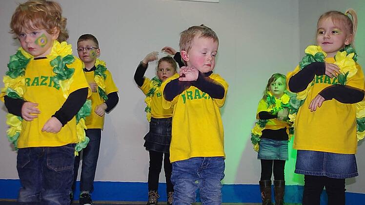 Dass die Kleinsten oft die Größten sind, zeigte der Auftritt der jüngsten Akteure des Abends beim Büttenabend in Effelter, sprich der "ganz kleinen Tanzgruppe".