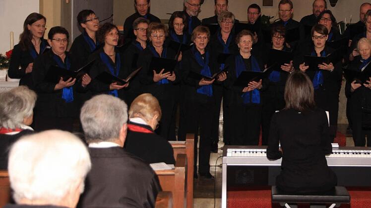 Der Jubelchor "Unter Uns" Schlaifhausen unter Leitung von Christiane Weig