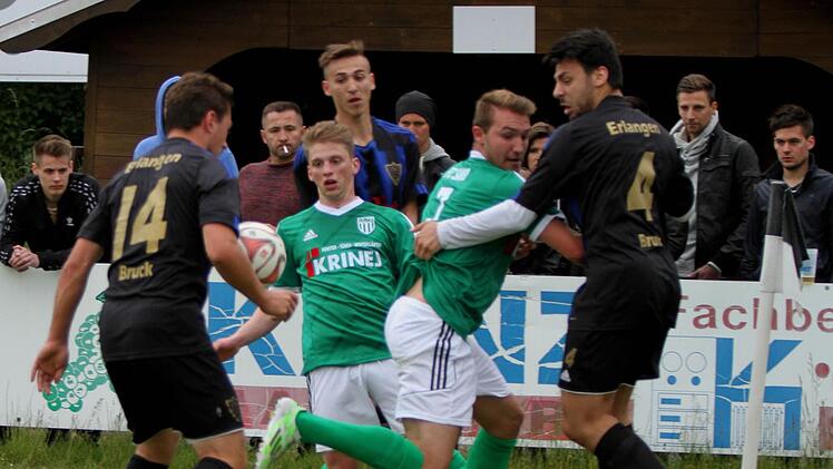 Die Erlanger Thomas Wilke (links) und Marco Napolitano (rechts) im Kampf um den Ball mit den Sandern Sven Wieczorek (2. von links) und Andre Karmann.