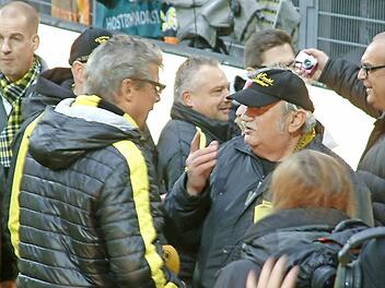 BVB-Stadionsprecher Norbert Dickel (links) im Gespräch mit Erwin Käferlein vom BVB-Fanclub Au. Foto: H. Franz