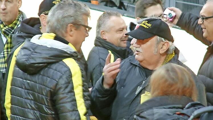 BVB-Stadionsprecher Norbert Dickel (links) im Gespräch mit Erwin Käferlein vom BVB-Fanclub Au. Foto: H. Franz