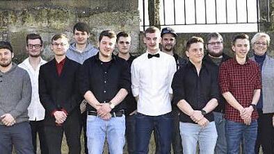 Bei der Freisprechungsfeier, von links: Manfred Klüpfel (Berufsschule), Benjamin Häfner (Mitglied Prüfungsausschuss), Ralf Jooß (Prüfungsvorsitzender), Tizian Christofferson, Mike Schanz, Peter Tildtmann, Stefan Gagel, Patrick Dauelsberg, Patrick Rieger, Timo Hept, Marco Hofmann, Maik Engelhardt, Sebastian Grotz, Kevin Frank (Innungsbester), Ex-MdB Susanne Kastner, Eddi Klug (Stadt Königsberg), Kreishandwerksmeister Hans-Georg Häfner, Thomas Störcher (Ausbildungsleiter) und Emil Klopf (Ehreno...