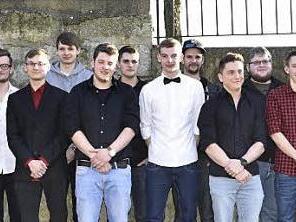 Bei der Freisprechungsfeier, von links: Manfred Klüpfel (Berufsschule), Benjamin Häfner (Mitglied Prüfungsausschuss), Ralf Jooß (Prüfungsvorsitzender), Tizian Christofferson, Mike Schanz, Peter Tildtmann, Stefan Gagel, Patrick Dauelsberg, Patrick Rieger, Timo Hept, Marco Hofmann, Maik Engelhardt, Sebastian Grotz, Kevin Frank (Innungsbester), Ex-MdB Susanne Kastner, Eddi Klug (Stadt Königsberg), Kreishandwerksmeister Hans-Georg Häfner, Thomas Störcher (Ausbildungsleiter) und Emil Klopf (Ehreno...