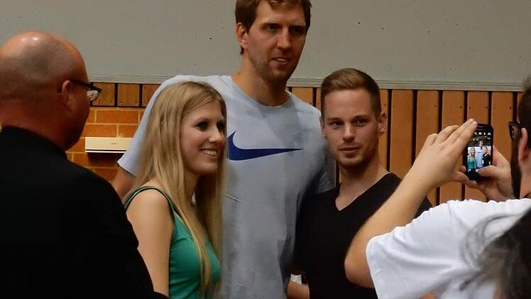 Fast eine Stunde nach Spielende stellte sich Nowitzki den Fans für Fotos und Autogramme zur Verfügung - ein Star zu Anfassen. Foto: Udo Schilling