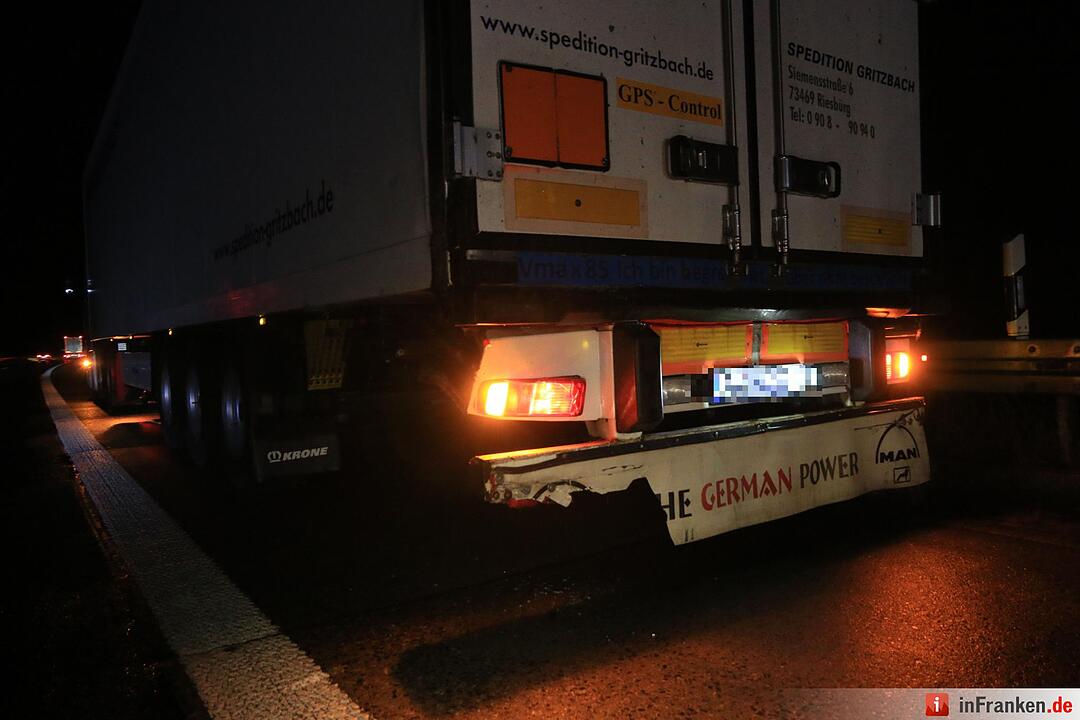 Fahranfänger schleudert mit BMW in Lastwagen - Vater bei Crash eingeklemmt und schwerst verletzt