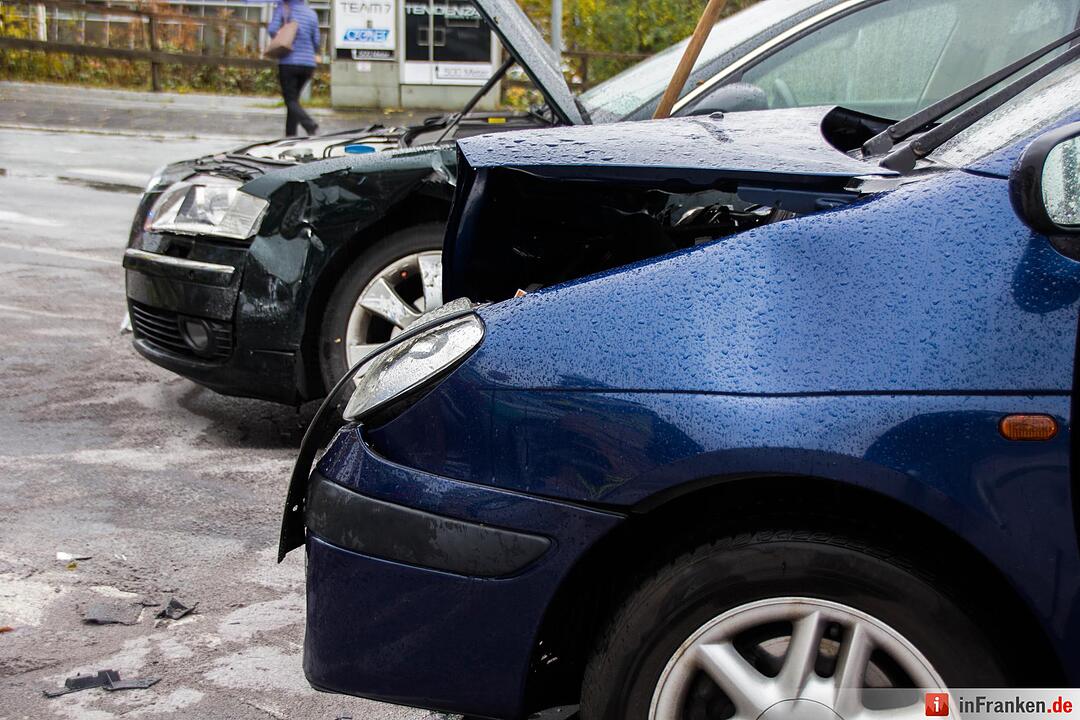 Kollision nach mutmaßlichem Rotlichtverstoß – Eine Person schwer verletzt