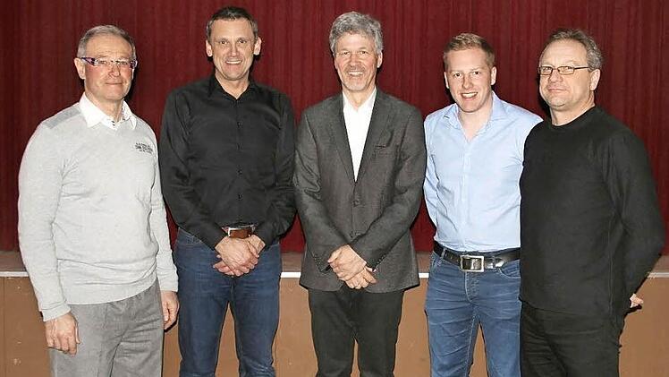 Ludwig Wahl (2. v. l.) freut sich über die Wiederwahl von Herbert Bräun, Carl-Otto Klermund, Max Schwab und Michael Beck. Foto: Sylvia Hubele