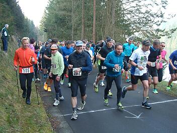 244 Ausdauerläufer nahmen am Lauf um die Ködeltalsperre Mauthaus teil, unter ihnen (vorne von links) Nordic-Walker-Sieger Peter Wenzel aus Theisenort (Nummer 505), der mit 83 Jahren älteste Teilnehmer Alfred Zach (203) sowie die Bürgermeister Gerhard Wunder und Norbert Gräbner. Fotos: Hans Franz