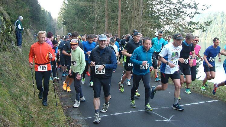 244 Ausdauerläufer nahmen am Lauf um die Ködeltalsperre Mauthaus teil, unter ihnen (vorne von links) Nordic-Walker-Sieger Peter Wenzel aus Theisenort (Nummer 505), der mit 83 Jahren älteste Teilnehmer Alfred Zach (203) sowie die Bürgermeister Gerhard Wunder und Norbert Gräbner. Fotos: Hans Franz