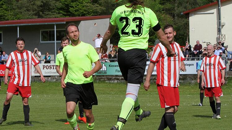 Diese Flanke wehrt der Neuschleichacher Benjamin Leuchter (Dritter von rechts) noch mit dem Kopf ab, sodass SV-Spielertrainer Jonas Schmitt (Dritter von links) beruhigt zusehen kann. Auf Stettfelder Seite von rechts Thomas Frank, Dominik Lang und Tobias Fröhling.