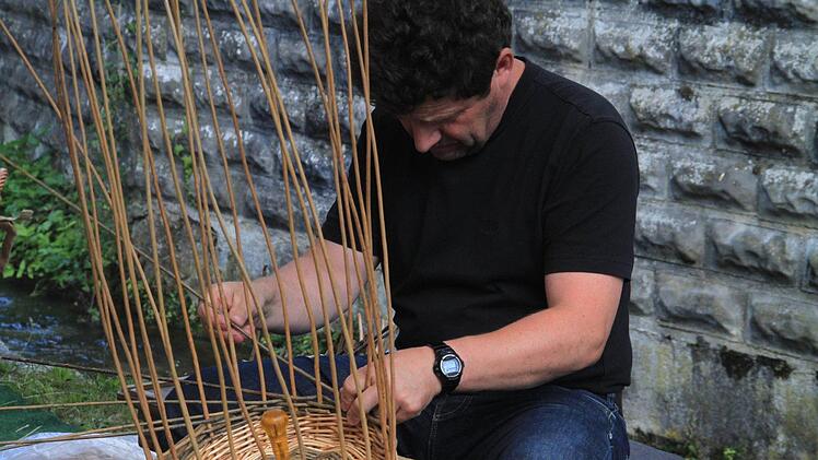 Korbflechter Oliver Kalb aus Schney gab beim Backofenfest einen Einblick ins Handwerk. Foto: Gerda Völk