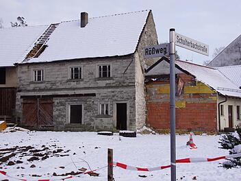 In Theinheim hat der Abbruch des von der Gemeinde erworbenen Anwesens begonnen. Das Wohnhaus, das bisher direkt an der Straßenecke stand, ist bereits entfernt. Das erst jetzt sichtbar gewordene Sandsteinhaus direkt hinter dem Feuerwehrhaus könnte nach Meinung einiger Bürger doch stehen bleiben.Sabine Weinbeer