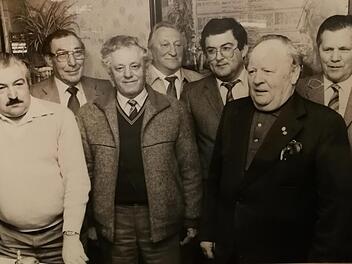 Hans Hörrlein (rechts) war schon 1990 als Kassier im Vorstand. Seine damaligen Mitstreiter Michael Oppelt, Albin Mönius, Xaver Noppemberger, Heinz Schock und Adolf Weller (von links) sind bereits verstorben. Nur Günter Brehm (3. von rechts) ist damals wie heute mit von der Partie.