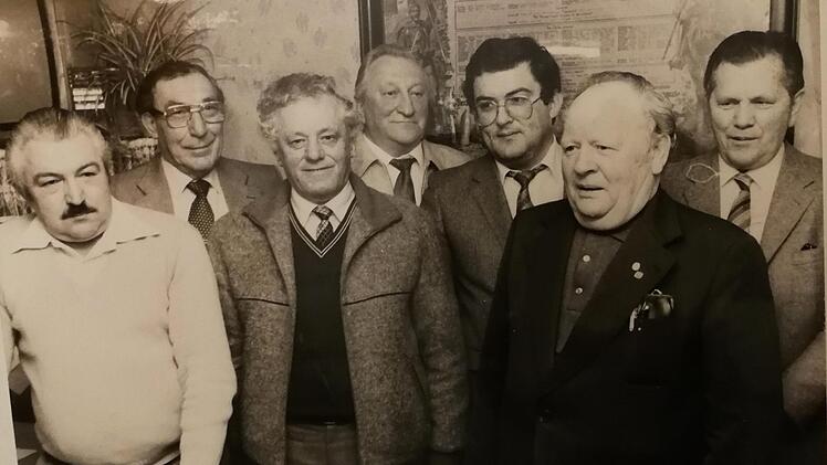 Hans Hörrlein (rechts) war schon 1990 als Kassier im Vorstand. Seine damaligen Mitstreiter Michael Oppelt, Albin Mönius, Xaver Noppemberger, Heinz Schock und Adolf Weller (von links) sind bereits verstorben. Nur Günter Brehm (3. von rechts) ist damals wie heute mit von der Partie.