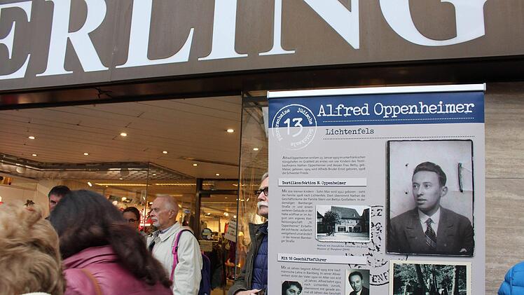 Wo auch heute Mode verkauft wird, befand sich das Konfektionsgeschäft von Alfred Oppenheimer.  Die Familie wurde deportiert und ermordet, obwohl ihre Ausreise bereits genehmigt war.
