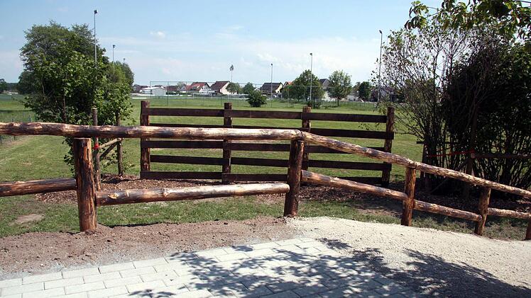 Der Freisitz mit Blick auf die Sportplätze    Foto: Richard Sänger