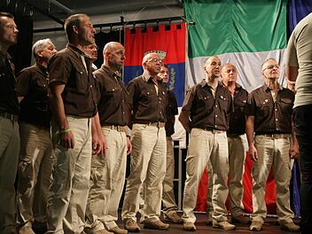 Der Chor aus Cavedine auf der Bühne in Eggolsheim Foto: Sylvia Hubele