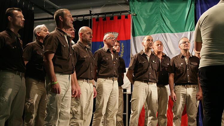 Der Chor aus Cavedine auf der Bühne in Eggolsheim Foto: Sylvia Hubele